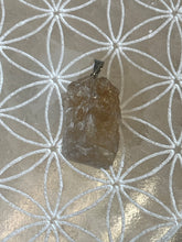 Charger l&#39;image dans la galerie, Pendentif citrine brute + chaîne