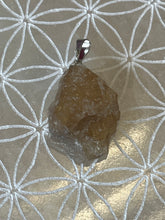 Charger l&#39;image dans la galerie, Pendentif citrine brute + chaîne