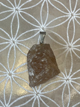 Charger l&#39;image dans la galerie, Pendentif citrine brute + chaîne